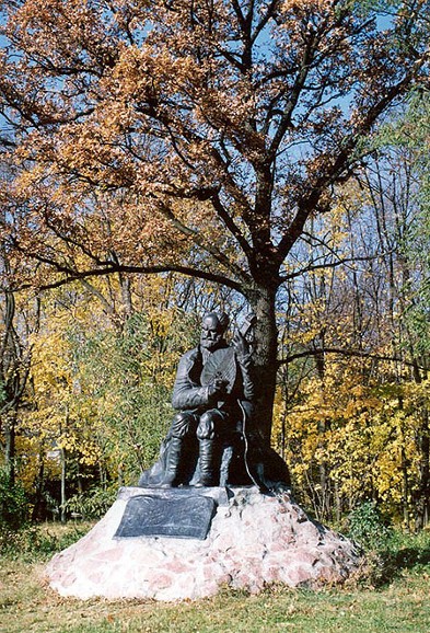 Image - The monument of kobzar Ostap Veresai palace in Sokyryntsi.